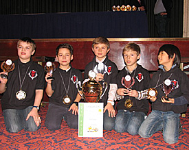 Lennert Zyla (2.v.l.) holt mit der U10-Team der SG Porz den Titel bei den Deutschen Vereinsmeisterschaften im Schach 