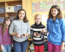 Die vier Achatschnecken Amy, Nelly, Jonny und Paul werden von den Sch&uuml;lerinnen der Klasse 5c ziemlich verw&ouml;hnt