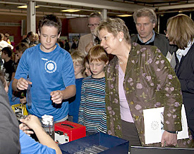 Alexander Kortstegge kl&auml;rt Schulministerin L&ouml;hrmann &uuml;ber die am EMG praktizierten Projekte zur nachhaltigen Bildung auf 