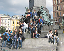 Malerisches Ziel: Die Austauschsch&uuml;ler vom EMG am Adam-Mickiewicz- Denkmal in der Altstadt von Krakau 