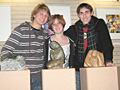 Ruben Seidler, Carmen Langecker und Michael Wollseifer (v.l.) aus der Stufe 12 pr&auml;sentieren ihre Specksteinskulpturen 
