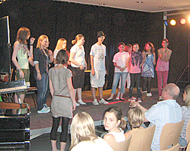 C&eacute;cile Wagnon bestaunt die schauspielerischen Leistungen der von ihr geleiteten Theater AG 