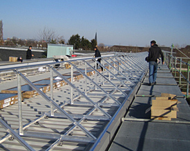 Die Arbeiten an der B&uuml;rgersolaranlage auf dem D-Geb&auml;ude des EMG gehen z&uuml;gig voran 