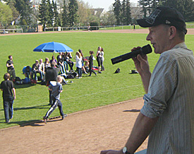 Moderator Bernhard Streerath verleihtmit gro&szlig;er Ausdauer dem Sponsorenlauf einen besonderen Volksfestcharme