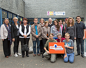 Hochzufrieden mit dem "sozialgenial-Projekt": Schulleitung, Sch&uuml;ler und die Vertreter der "Aktiven B&uuml;rgerschaft"