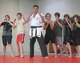 Der vom Kampfsportverein Yamato H&uuml;rth durchgef&uuml;hrte Selbstverteidigungskurs fand bei den Sch&uuml;lern gro&szlig;en Zulauf 