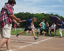 Spannender Zieleinlauf: Astrid P&uuml;tz (l.) und Michael Schr&ouml;der (2..r.) nehmen die exakten Zeiten beim 100m-Sprint 