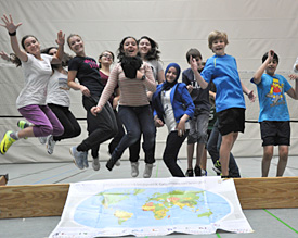 Voller Einsatz: Zu landestypischer Musik entdeckt die Klasse 8e traditionelle Spiele anderer Kulturen 