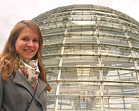 Bei ihrem Ausflug nach Berlin stattet Steffi aus der Stufe 13 auch dem Reichtsag einen l&auml;ngeren Besuch ab