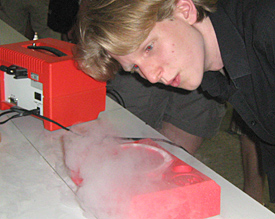 Nils aus der Stufe 12 bewundert den Mei&szlig;ner-Ochsenfeld-Effekt am Hochtemperatur-Supraleiter Yttrium-Barium-Kupferoxid 