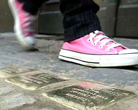 Gunter Demnigs Stolpersteine sollen das Schicksal der H&uuml;rther Nazi-Opfer ins Bewusstsein der Menschen rufen 