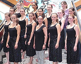 Augenweide: Tanzlehrerin Sabine Odenthal (Bildmitte) inmitten ihrer Tanztruppe aus der Jahrgangsstufe 8 