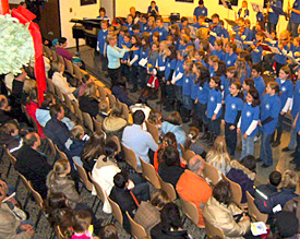 Der EMG-Chor unter der Leitung von Thekla von Dombois sorgt f&uuml;r einen stimmungsvollen Auftakt zum Tag der offenen T&uuml;r 