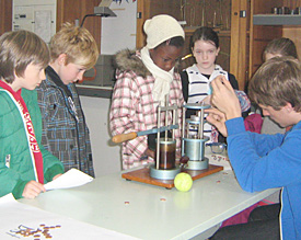 Arne aus dem Physik-LK der Stufe Q2 demonstriert wie man mit Muskelkraft Geldm&uuml;nzen verbiegen kann 