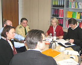 Schulleiterin H&uuml;ntemann (l.) und Vertreter Welz (m.) im Erfahrunsaustausch mit Vertretern der Polizeibeh&ouml;rden 