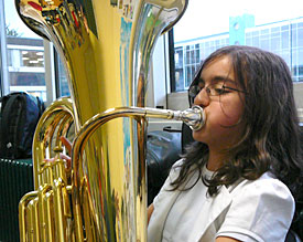Am Musikinstrumenten-Ausprobiertag wagten sich einige Sch&uuml;ler auch an die technisch schwierige Tuba 