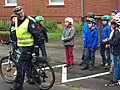 Polizeihauptkommissar Andreas Jonen macht auch im Praxisteil der Verkehrserziehung eine sehr gute Figur 