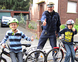 &Uuml;berzeugender Auftritt: Polizeihauptkomissar Johnen begeistert die F&uuml;nftkl&auml;ssler f&uuml;r das Verkehrstraining