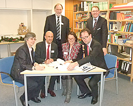 Vertragsunterzeichnung mit B&uuml;rgermeister Walther Boecker (oben Mitte): Das EMG besiegelt seine Partnerschaft 