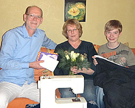 Danksagung mit N�hmaschine und Corpus Delicti: Helene Fischell mit Ren� und EMG-Lehrer Bernhard Streerath