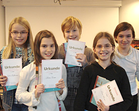 Julia, Chiara, Andr&eacute; (alle Platz 3), Lena (Platz 2) und Tijana (v.l.n.r.) haben erfolgreich am Vorlesewettbwerb teilgenommen 