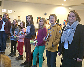 Gabriele H�ntemann (r.) und Annette Brink (l.) ehren die Finalteilnehmer des diesj�hrigen Vorlesewettbewerbs