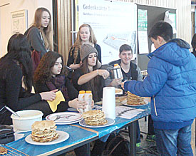 Guter Zweck und ziemlich lecker: Sch�lerinnen und Sch�ler der Q2 verkaufen selbst gebackene Waff eln im PZ 