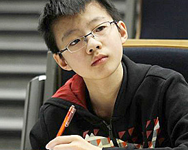 Daniel Yang bei einer von zwei viereinhalbst&uuml;ndigen Matheklausuren im Audimax der Uni Hamburg