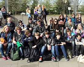 Die Biochemie-Kurse der Klasse 8 verarbeieten ihre frische gewonnenen Eindr&uuml;cke aus der Wassershow 