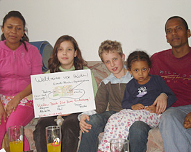 Familie Cunha aus Belize am Karibischen Meer empf&auml;ngt in ihrer Wahlheimat Altst&auml;dten-Burbach die F&uuml;nftkl&auml;ssler vom EMG 