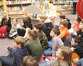 And&auml;chtig lauscht die Klasse 5c in der Buchhandlung Grobel der Entstehungsgeschichte eines Buches