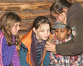 Feuer entfacht: Ranger Nina (r.) zeigt Emely, Michelle und Leona (vl.n.r), wie man in der Wildnis Feuer macht 