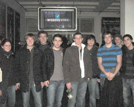 Friederike, Christoph, Alexander, Ufuk, Fabian, Martin, Manuel, Ruven und Marc (v.l.) beim Besuch der TV-Studios 