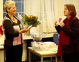 Barbara Witzisk (l.) wird von Schulleiterin Gabriele H&uuml;ntemann verabschiedet