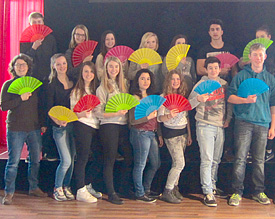 Die Sch�ler aus den Musikkursen der EF mit ihrer Lehrerin Kerstin Sch�newei� (u.l.) schl�pfen in die Rolle der Carmen 