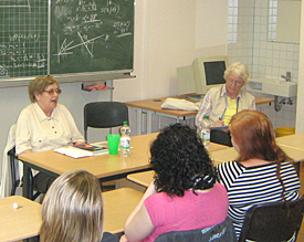Brygida Czekanowska (l.) berichtet den EMG-Sch&uuml;lern von ihrer Zeit im Konzentrationslager Ravensbr&uuml;ck 