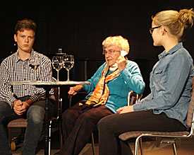 Die Zeitzeugin Marianne Mettenich (m.) wird von Joana (r.) und Niklas (l.) nach ihren Erlebnissen befragt