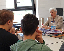 Zdzislawa Wlodarczyk berichtet den Sch�lern aus der EF von ihrem ersch�tternden Schicksal in Ausschwitz-Birkenau 
