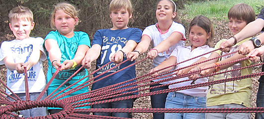 Am Musinstrumente-Ausprobiertag, der in Zusammenarbeit mit der H&uuml;rther Musikschule organisiert wird, haben die Jungen und M&auml;dchen auch Gelegenheit exotische Instrumente wie die Harfe auszuprobieren 